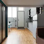 Guesthost - - Gorla M1 Modern Studio!