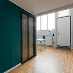 Guesthost - - Gorla M1 Modern Studio! *