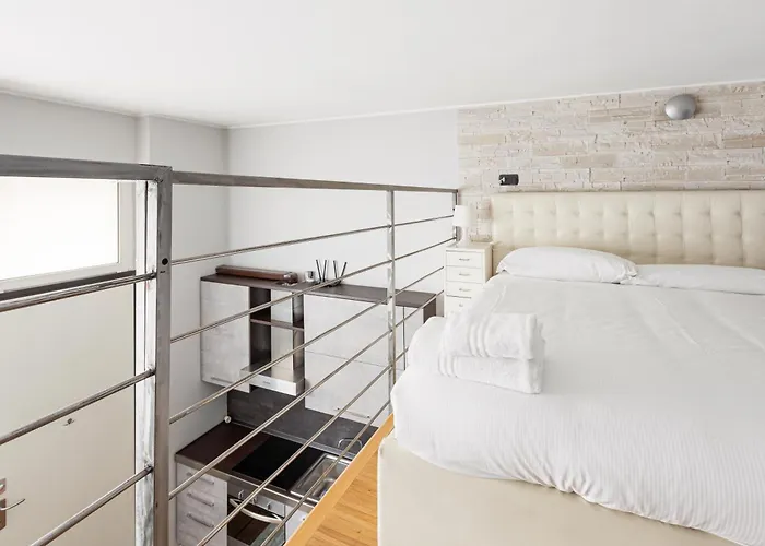 Guesthost - - Gorla M1 Modern Studio!